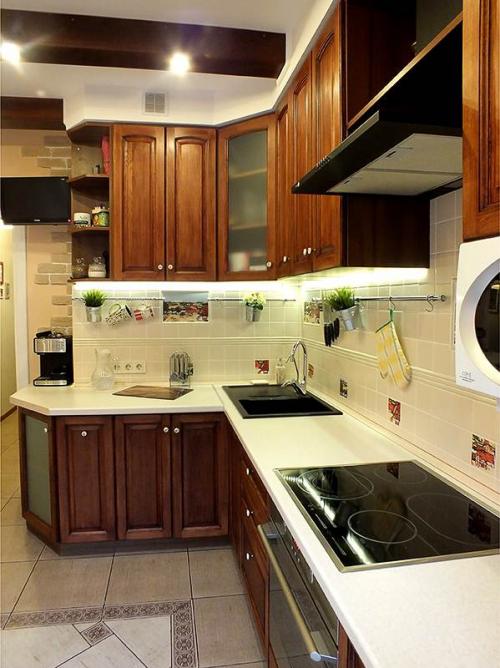 Кухня с балками и окном. Классическая кухня из массива 10 кв.м. с потолочными балками