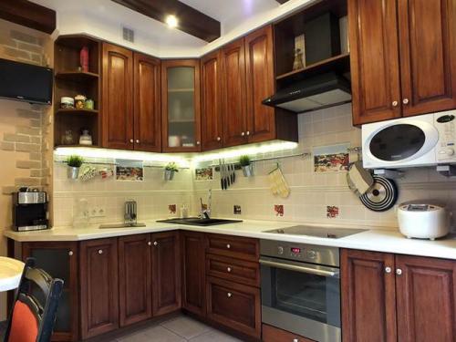 Кухня с балками и окном. Классическая кухня из массива 10 кв.м. с потолочными балками