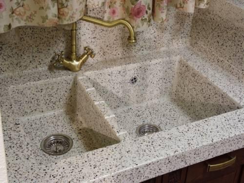 Кухня с балками и камнем. Камень в интерьере кухни