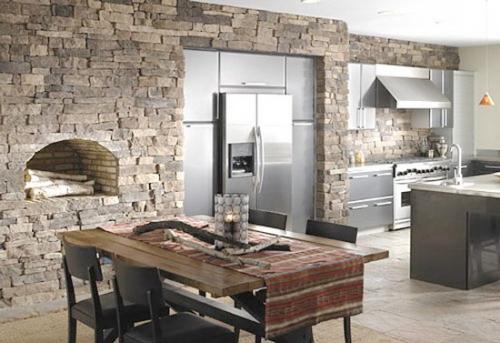 Кухня с балками и камнем. Камень в интерьере кухни