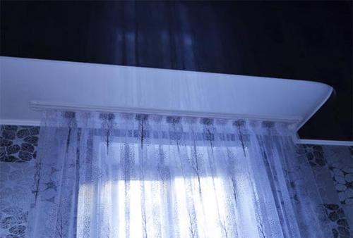 Можно ли на натяжной потолок клеить скотч на. Что можно наклеить на натяжной потолок, а чего лучше избегать? 02 Можно ли на натяжной потолок клеить скотч на. Что можно наклеить на натяжной потолок, а чего лучше избегать? 02