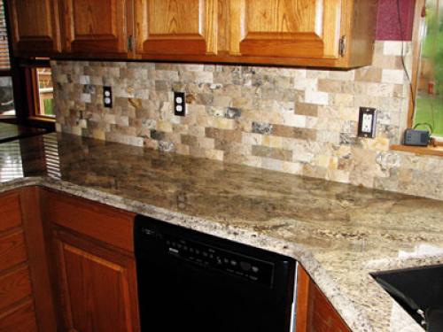 Кухня с балками и камнем. Камень в интерьере кухни