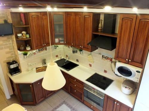 Кухня с балками и окном. Классическая кухня из массива 10 кв.м. с потолочными балками