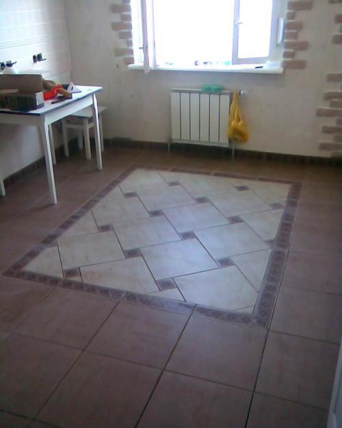 Кухня с балками и окном. Классическая кухня из массива 10 кв.м. с потолочными балками