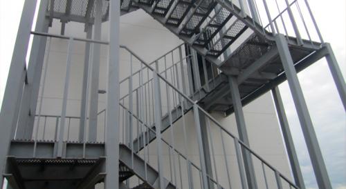 Лестница между этажами. Изготовление межэтажных лестниц для коттеджей: нюансы строительства и красивые примеры 36 Лестница между этажами. Изготовление межэтажных лестниц для коттеджей: нюансы строительства и красивые примеры 36