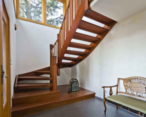 Лестница между этажами. Изготовление межэтажных лестниц для коттеджей: нюансы строительства и красивые примеры 28 Лестница между этажами. Изготовление межэтажных лестниц для коттеджей: нюансы строительства и красивые примеры 28