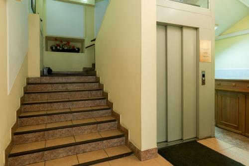 Лестница между этажами. Изготовление межэтажных лестниц для коттеджей: нюансы строительства и красивые примеры 35 Лестница между этажами. Изготовление межэтажных лестниц для коттеджей: нюансы строительства и красивые примеры 35