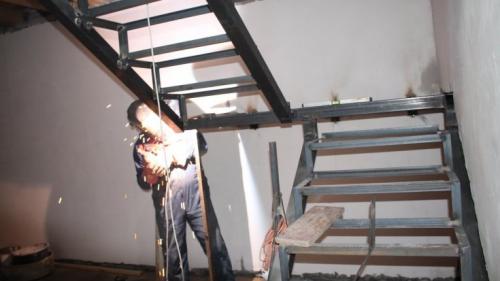 Лестница между этажами своими руками. Лестница на второй этаж своими руками — способы обустройства лестниц которые подойдут для любого интерьера, узнайте, как сделать лестницу грамотно!