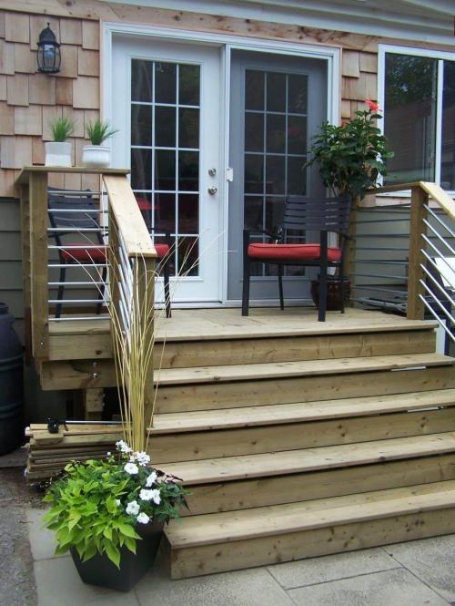 Варианты крыльца из металла. Деревянное крыльцо