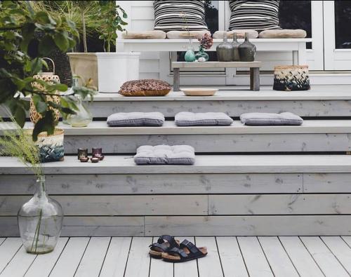 Варианты крыльца из металла. Деревянное крыльцо