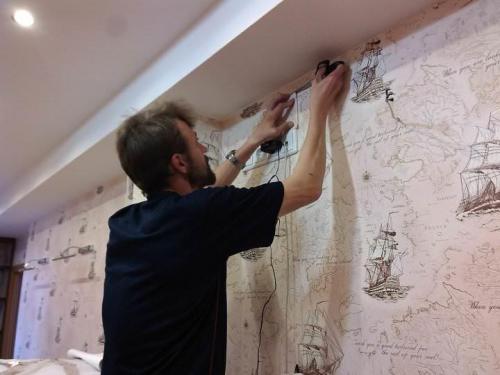 Можно ли новые обои клеить на старые. Можно ли клеить новые обои на старые и как производить работы 06 Можно ли новые обои клеить на старые. Можно ли клеить новые обои на старые и как производить работы 06