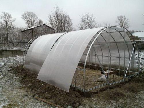 Как стыковать поликарбонат на теплице?