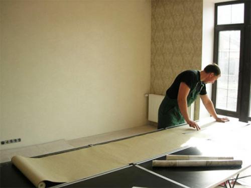 Можно ли клеить обои на нижний слой старых обоев. Как правильно клеить обои на обои: советы от мастеров