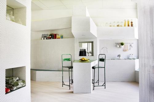 Дизайн небольшой квартиры с оригинальным плиточным декором 03