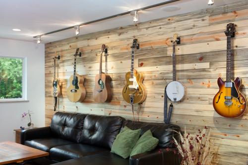 Гитары в интерьере квартиры 02
