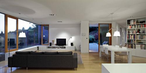 Как совместить интерьер и экстерьер в двухэтажном доме. Частные загородные коттеджи в современном стиле