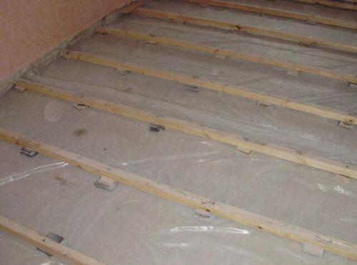 Какие последствия могут быть вызваны лагами на бетонном полу. Как положить лаги на неровный бетонный пол. Как класть лаги на бетон