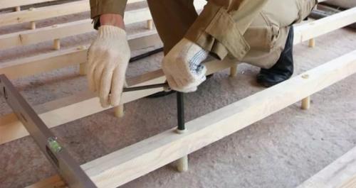 Расстояние между лагами пола под дсп. Расстояние между лагами пола