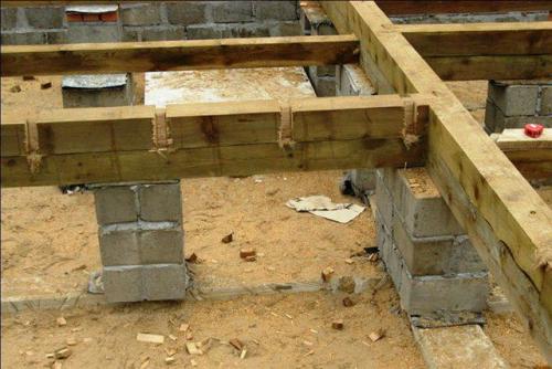 Установка лаг под деревянные полы своими руками. Установка лаг для настила деревянного пола из досок своими руками. 04