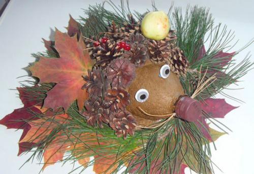 Сколько времени занимает создание ёжика из бутылки и шишек. Милый еж на поляне