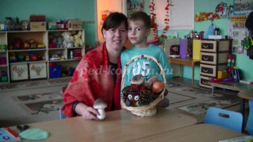 Ёжик из бутылки и шишек: креативная поделка своими руками 07