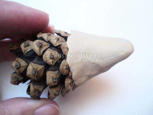 Ёжик из шишек и пластиковой бутылки: оригинальная поделка для детей 18