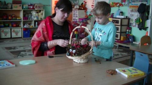 Ёжик из бутылки и шишек: креативная поделка своими руками 14