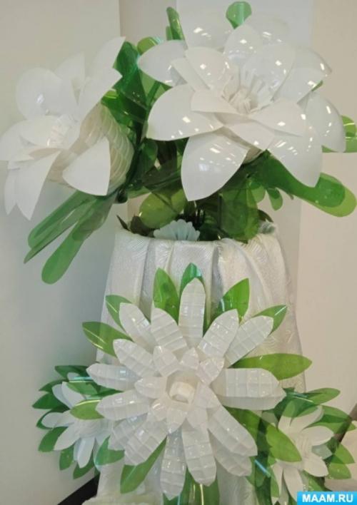 Можно ли использовать поделки из пластиковых бутылок для украшения комнаты. Мастер-класс по изготовлению цветов из пластиковой бутылки для оформления музыкального зала на выпускной