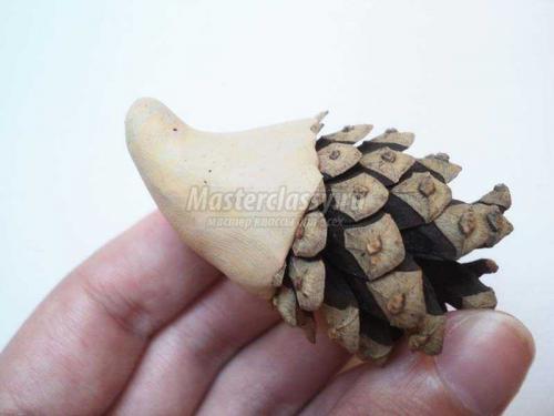 Ёжик из шишек и пластиковой бутылки: оригинальная поделка для детей 19