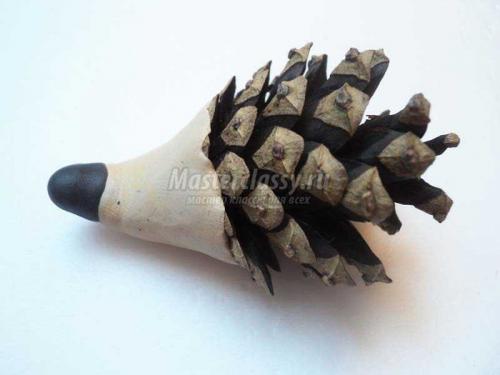 Ёжик из шишек и пластиковой бутылки: оригинальная поделка для детей 21