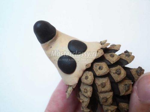 Ёжик из шишек и пластиковой бутылки: оригинальная поделка для детей 22