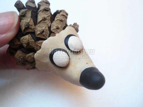 Ёжик из шишек и пластиковой бутылки: оригинальная поделка для детей 23