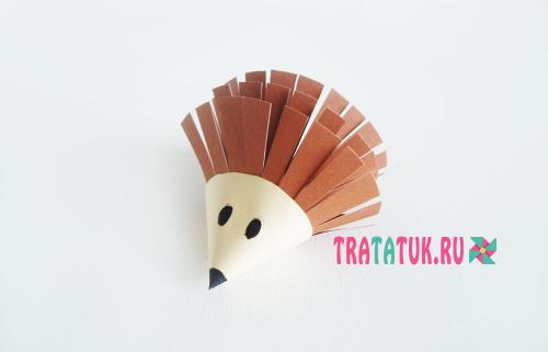 Как сделать носик и глаза ёжика. Ежик из бумаги пошагово