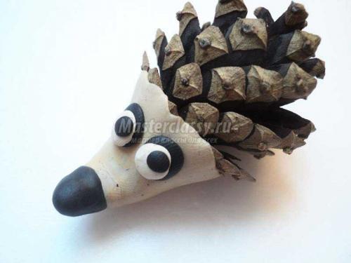 Ёжик из шишек и пластиковой бутылки: оригинальная поделка для детей 24