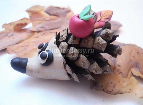 Ёжик из шишек и пластиковой бутылки: оригинальная поделка для детей 30 Ёжик из шишек и пластиковой бутылки: оригинальная поделка для детей 30