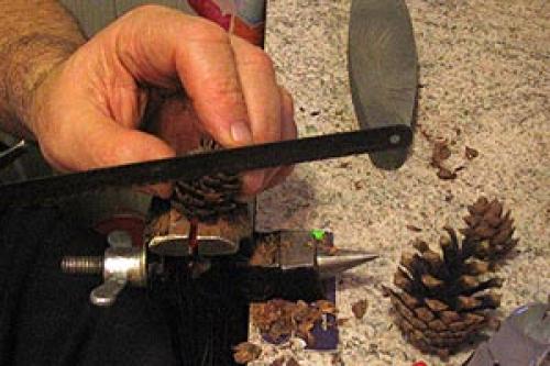 Как крепить иголки к бутылке.