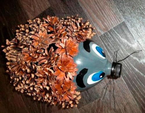 Ежик из пластиковой бутылки своими руками. Как сделать ежика из шишки: различные варианты поделки