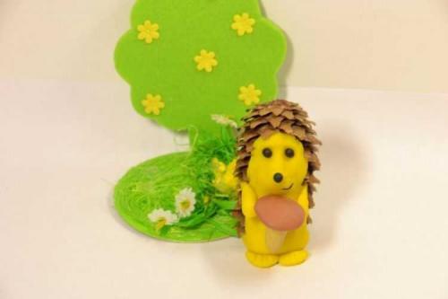 Какие дополнительные детали можно добавить к ежику. Ёжик из шишек