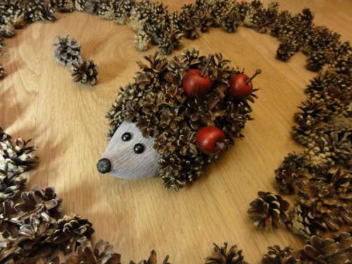 Какие дополнительные детали можно добавить к ежику. Ёжик из шишек