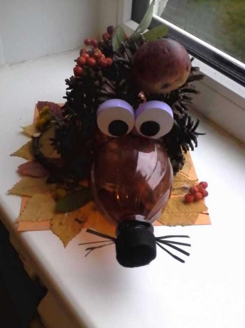 Какие дополнительные детали можно добавить к ежику. Ёжик из шишек