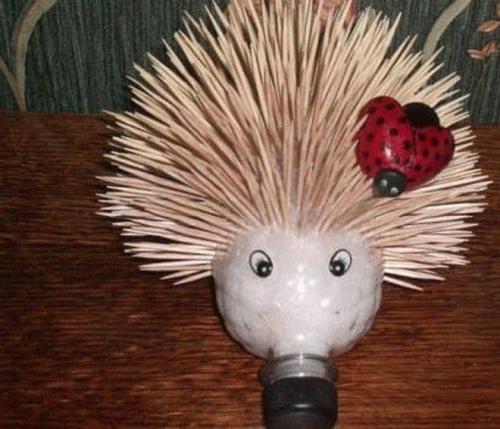 Какие материалы, кроме пластиковой бутылки, необходимы для создания зайца и ёжика. Поделка Ежик своими руками: 100 идей