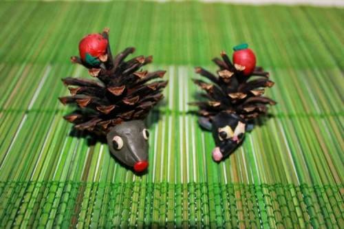 Какие дополнительные детали можно добавить к ежику. Ёжик из шишек