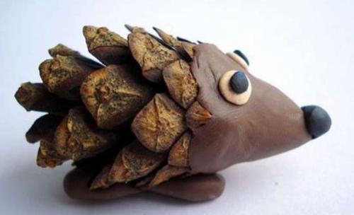 Можно ли создавать ежика из бутылки и шишек вместе с детьми. Ежик из еловых и сосновых шишек —, как сделать поделку в детский сад или школу. Мастер-классы и идеи