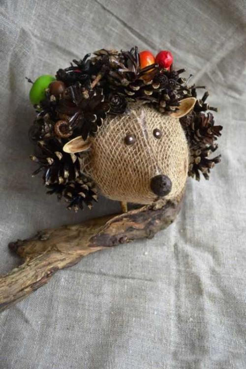 Какие дополнительные детали можно добавить к ежику. Ёжик из шишек