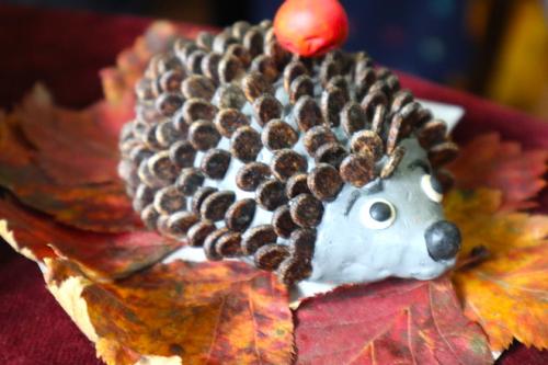 Как можно украсить ежика из бутылки дополнительными деталями. Поделка Ежик своими руками: 100 идей