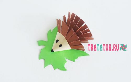 Как сделать нос и глаза ёжика. Ежик из бумаги пошагово
