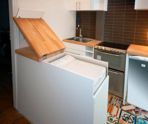 Дизайн кухни со стиральной машиной и холодильником. Полное встраивание