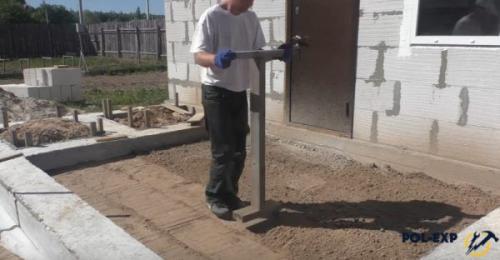 Как сделать черновой пол в кирпичном доме. Черновая стяжка из цементно-песчаной смеси – пошаговая инструкция