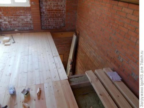 Как обеспечить удобство и комфорт при ходьбе по полом в деревянном доме. Как обеспечить нужное направление досок пола в дачном доме