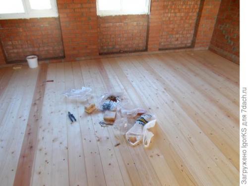 Как обеспечить удобство и комфорт при ходьбе по полом в деревянном доме. Как обеспечить нужное направление досок пола в дачном доме